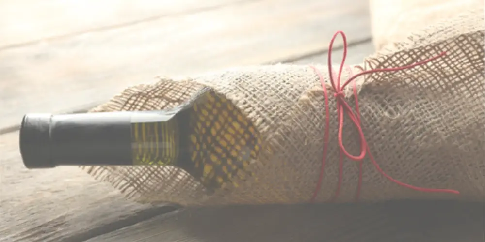 Eingepackter Wein auf einem Tisch.